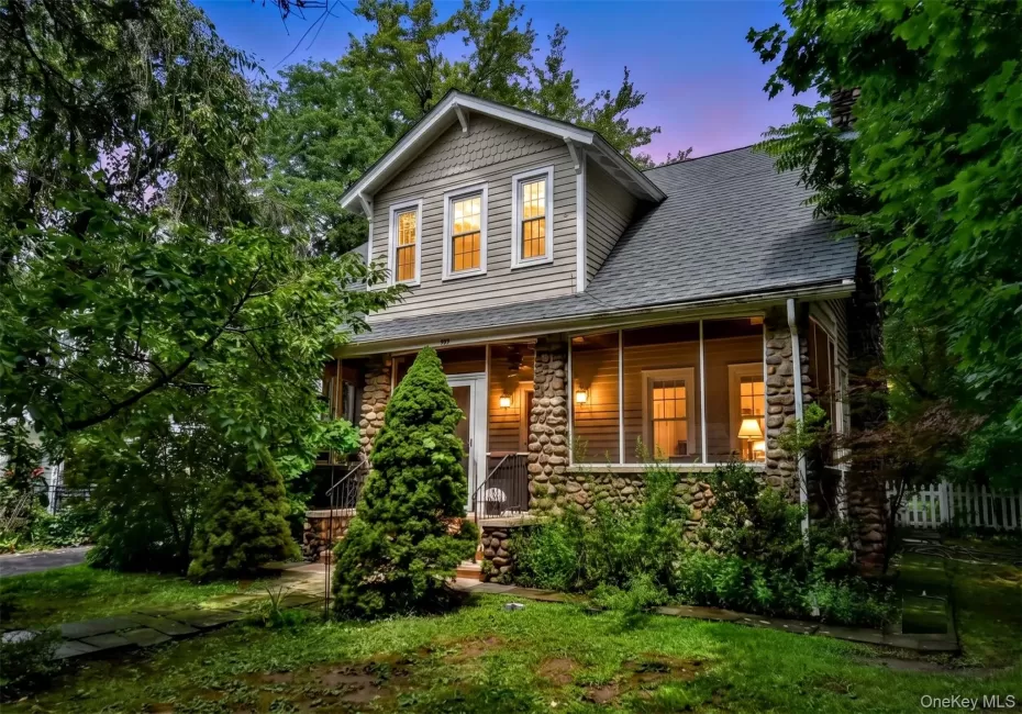Charming home less than a half mile to town. Charming home less than a half mile to town.