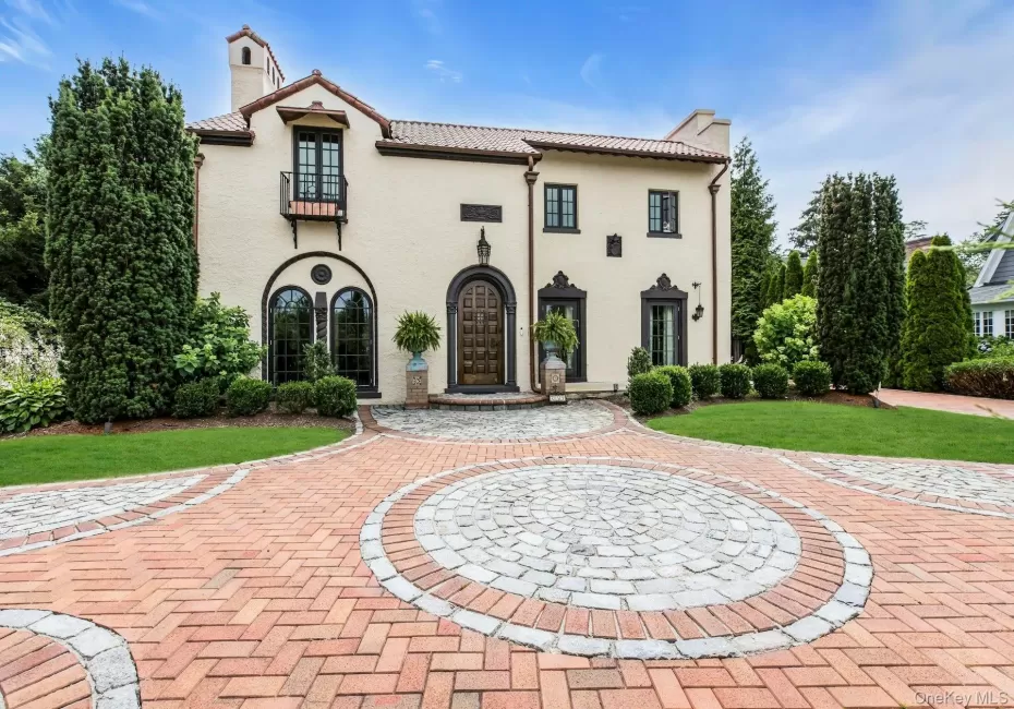 Stunning Spanish Style home on on The Cascade Lakes Stunning Spanish Style home on on The Cascade Lakes