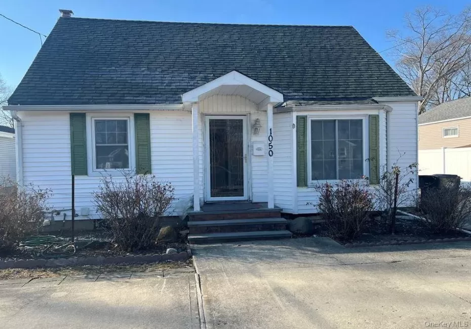 1050 Sullivan Street, Islip, NY, 3 Bedrooms Bedrooms, 7 Rooms Rooms,1 BathroomBathrooms,Residential Lease,For Rent,Sullivan,0,1021005 1050 Sullivan Street, Islip, NY, 3 Bedrooms Bedrooms, 7 Rooms Rooms,1 BathroomBathrooms,Residential Lease,For Rent,Sullivan,0,1021005