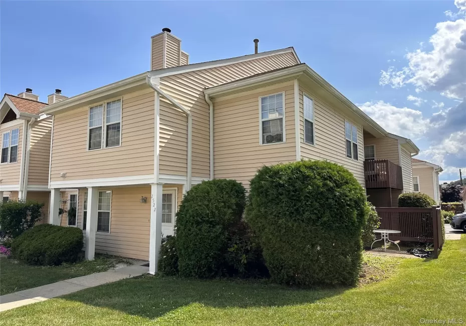 Townhouse end unit with lots of windows Townhouse end unit with lots of windows