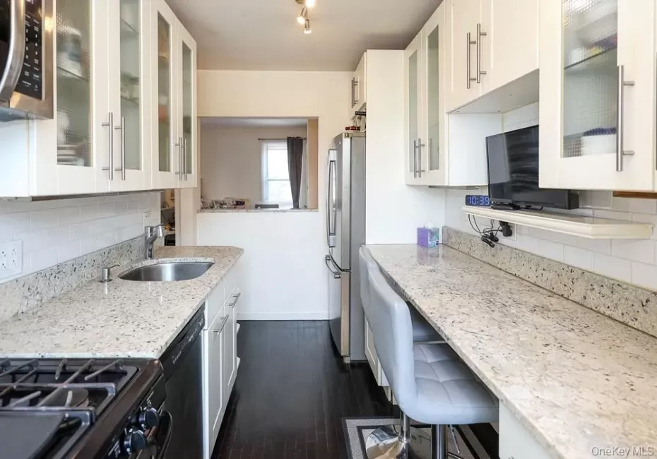 Granite & Stainless - Eat in Kitchen Granite & Stainless - Eat in Kitchen