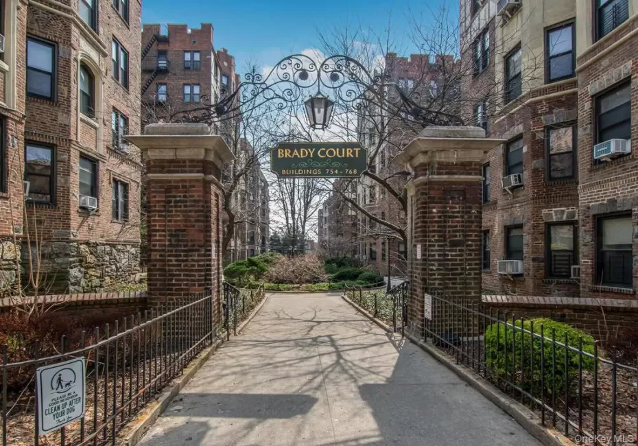 Pre War, charming Brady Court Pre War, charming Brady Court
