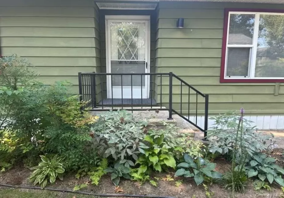 1661 Old Country Road, Riverhead, NY, 2 Bedrooms Bedrooms, 5 Rooms Rooms,1 BathroomBathrooms,Residential,For Rent,Old Country,0,1030728 1661 Old Country Road, Riverhead, NY, 2 Bedrooms Bedrooms, 5 Rooms Rooms,1 BathroomBathrooms,Residential,For Rent,Old Country,0,1030728