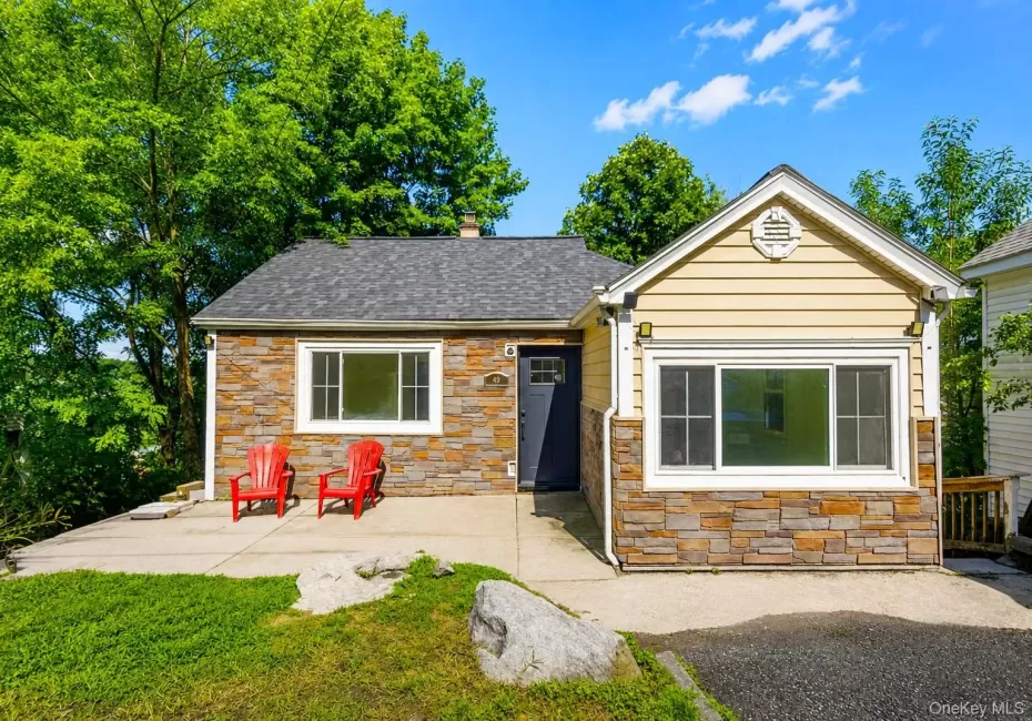 Welcome to this one level house in sought after fresh water lake community with deeded rights to Lake Secor Welcome to this one level house in sought after fresh water lake community with deeded rights to Lake Secor