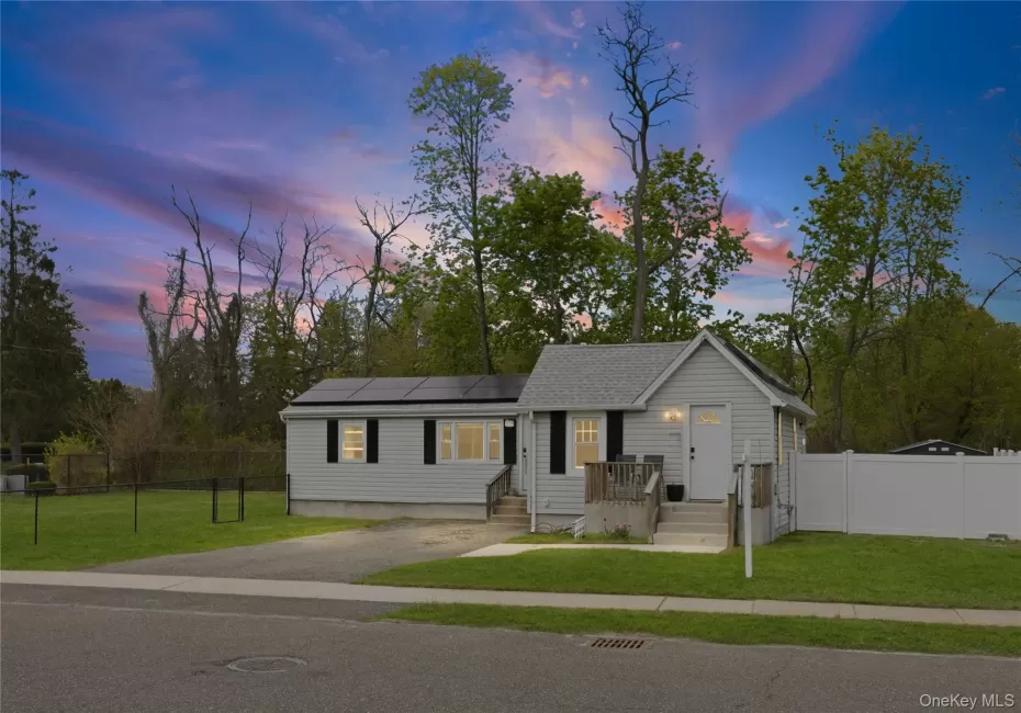 73 Harrison Avenue, Babylon, NY, 3 Bedrooms Bedrooms, 5 Rooms Rooms,1 BathroomBathrooms,Residential,For Rent,Harrison,0,990922 73 Harrison Avenue, Babylon, NY, 3 Bedrooms Bedrooms, 5 Rooms Rooms,1 BathroomBathrooms,Residential,For Rent,Harrison,0,990922