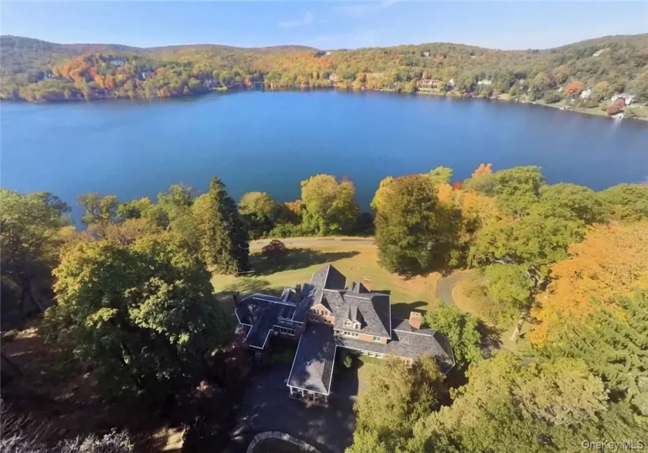 Close proximity to sparkling Tuxedo Lake Close proximity to sparkling Tuxedo Lake